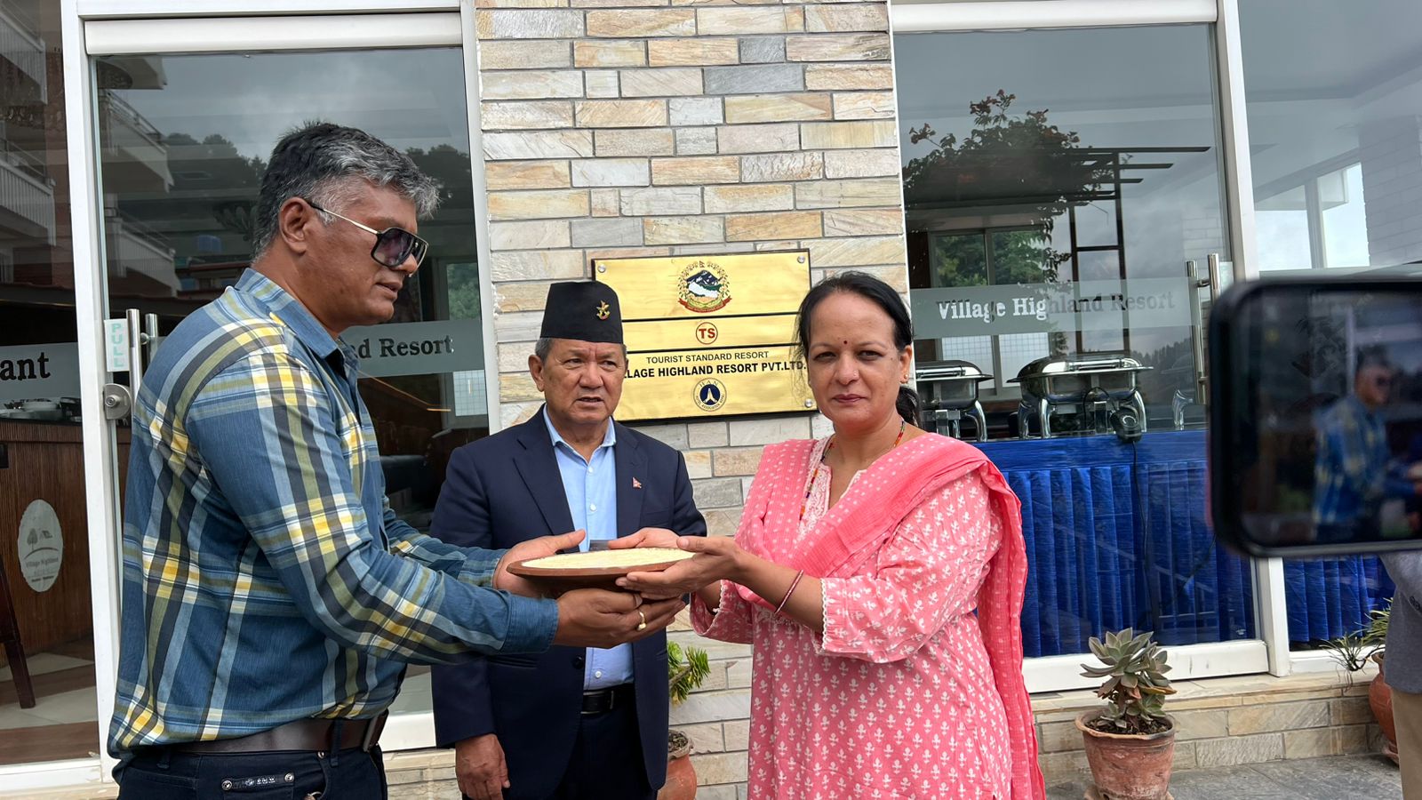 बिज्ञापन बोडको कार्यक्रममा पाल्नु भएका मानवीय संञ्चार मन्त्री प्रिथ्वी सुब्बा ज्यूलाई भक्तपुरे दहिबाट बिदाई